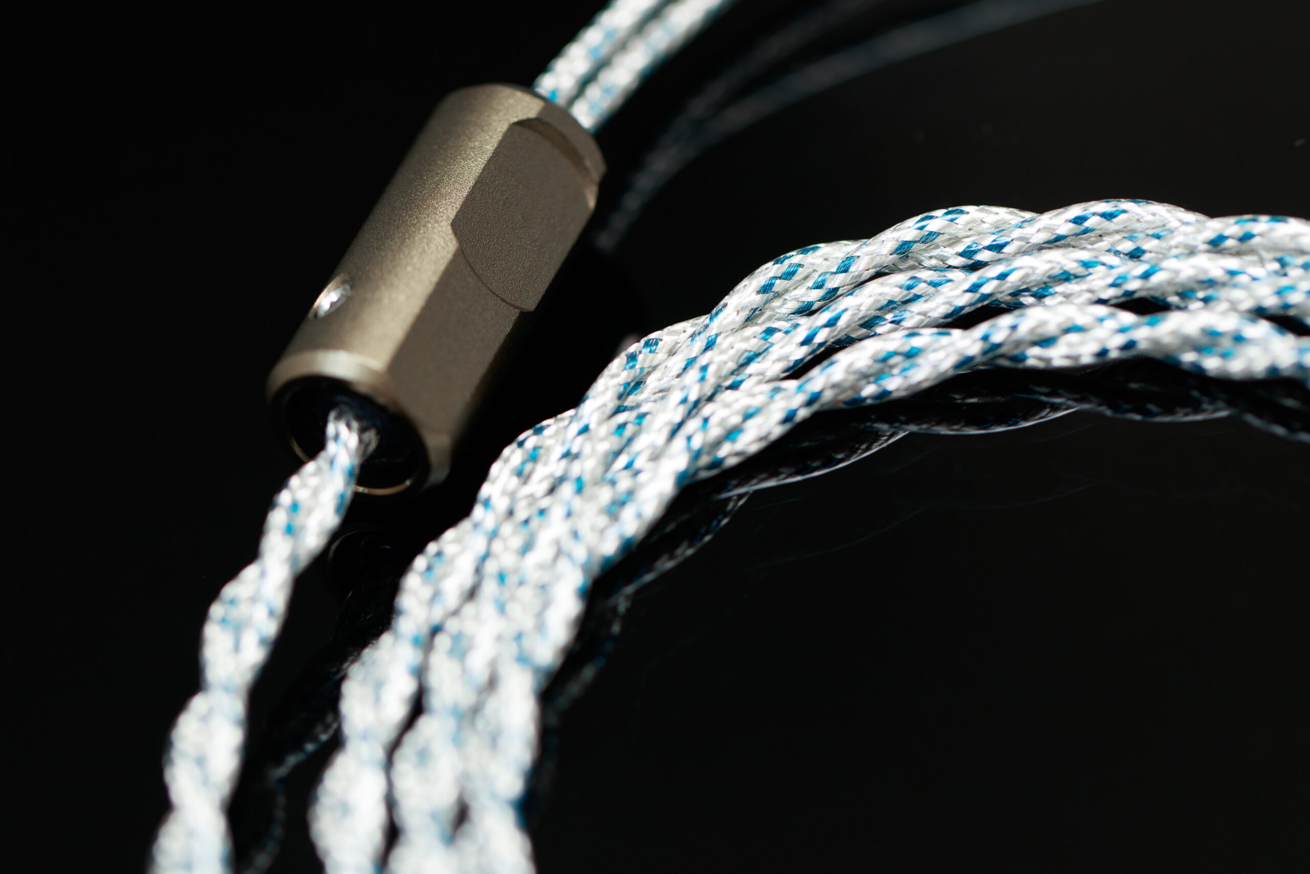 Absolute Zero S cable splitter and silver blue braided wire detail - สายอัพเกรดหูฟัง upgrade cable